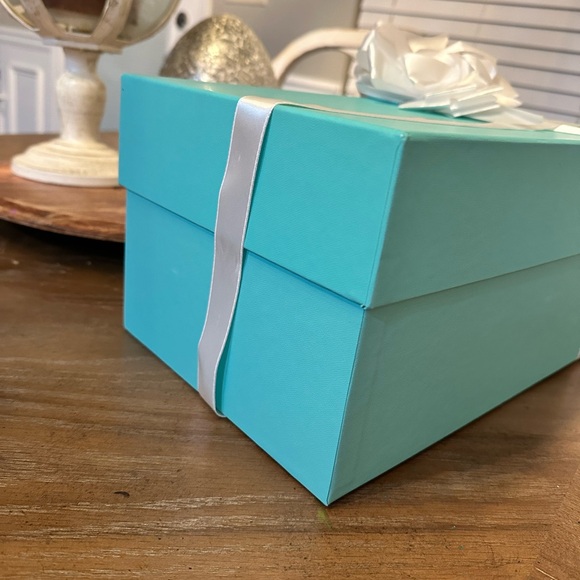 Tiffany & Co. Crystal champagne flutes with White Ribbon and Box - Picture 11 of 12